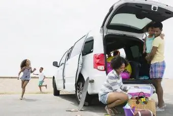 Familie lossen bestelwagen op strand