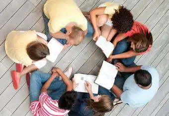 Adolescents étudiant la Bible ensemble